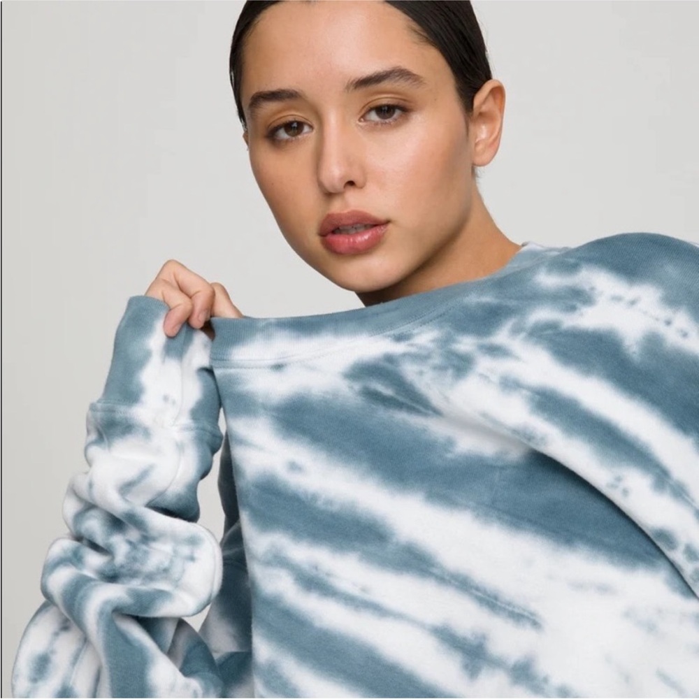 NWT GOOD AMERICAN BOYFRIEND Blue and White Tie-Dye Crewneck Sweatshirt size 2 - Picture 2 of 11